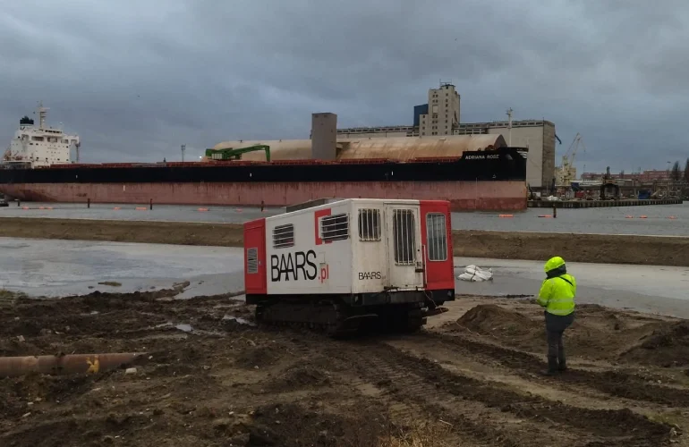 barka przewożąca samochód