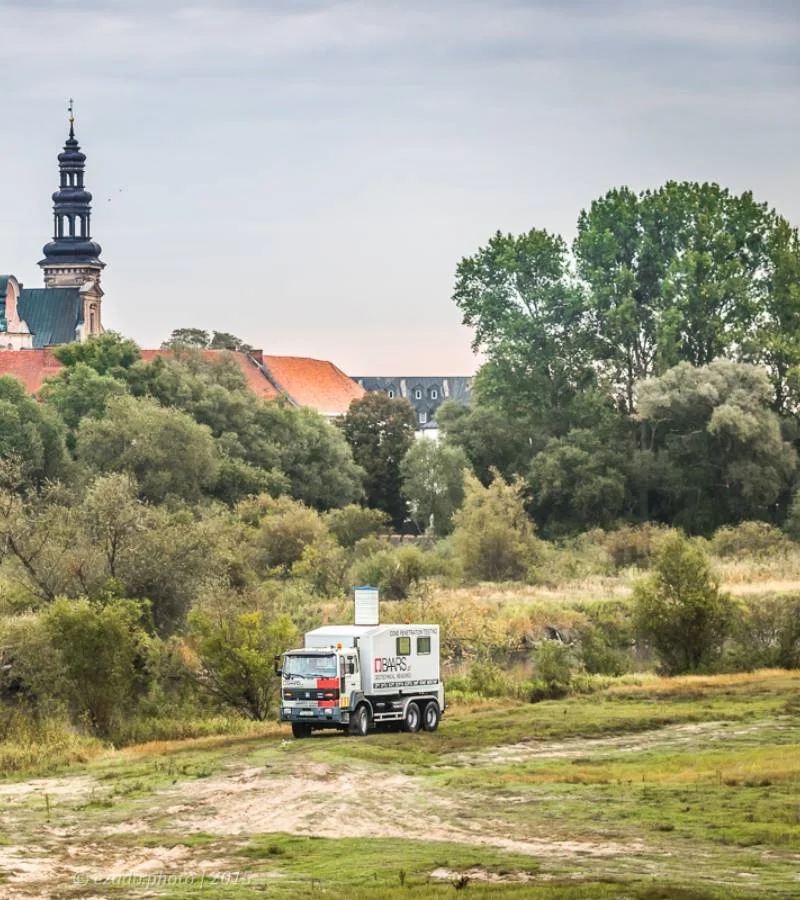samochód badawczy na polnej drodze
