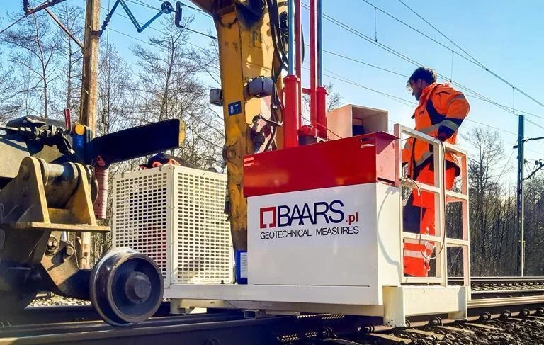 mężczyzna w koszyku podnośnika